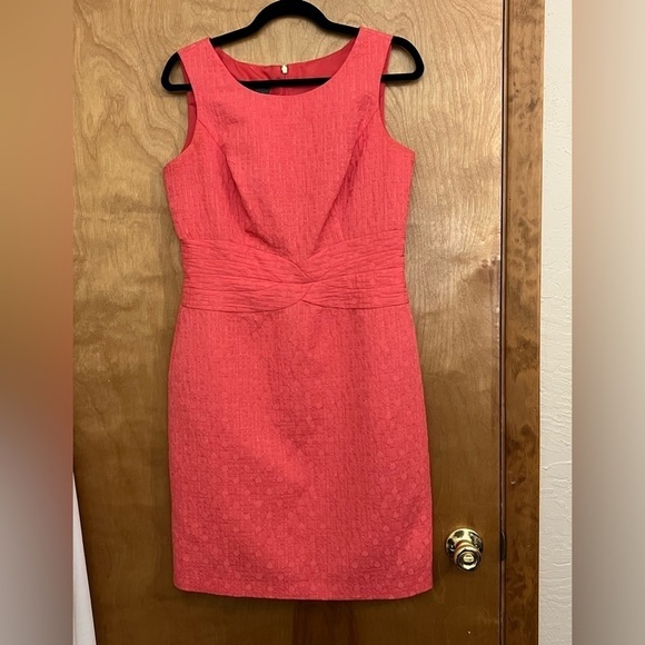 Donna Ricco Coral Textured Sheath Dress 8 - Picture 1 of 6
